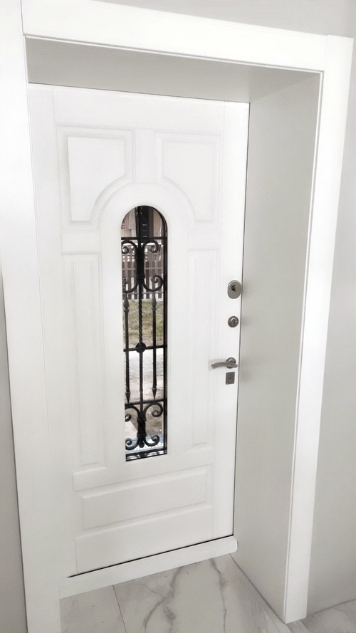 Белая дверь с ковкой Белая дверь с ковкой