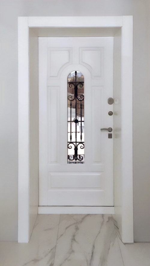 Белая дверь с ковкой Белая дверь с ковкой