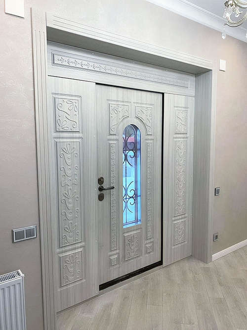 Парадная дверь, вид изнутри Парадная дверь, вид изнутри