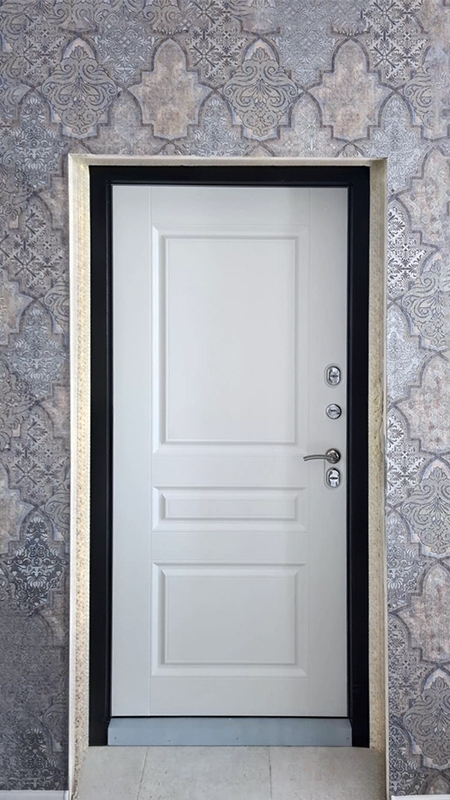 Квартирная дверь с белым МДФ Квартирная дверь с белым МДФ