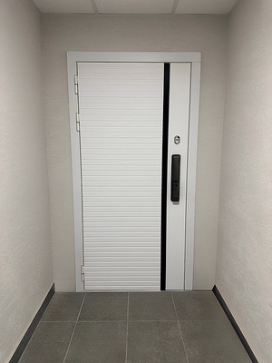 Дверь со smart-замком и зеркалом Дверь со smart-замком и зеркалом