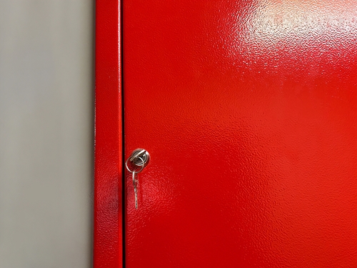 Красный ревизионный люк Красный ревизионный люк