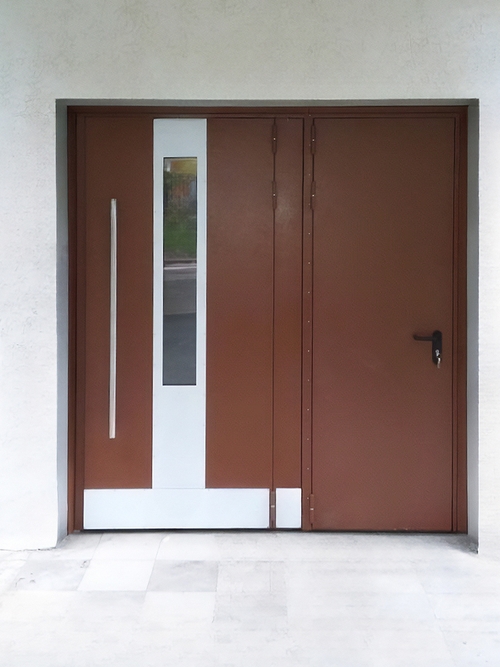 Установленная подъездная дверь